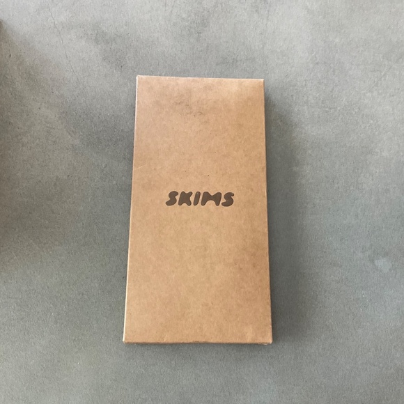 #94, NWT SKIMS EVERYDAY CREW SOCKS COLOR:ORCHRE SIZE: MEDIUM - Picture 2 of 3